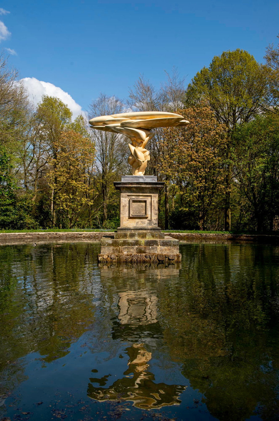 over the earth fibreglass 2015. tony cragg at castle howard. photo by nick howard 1 